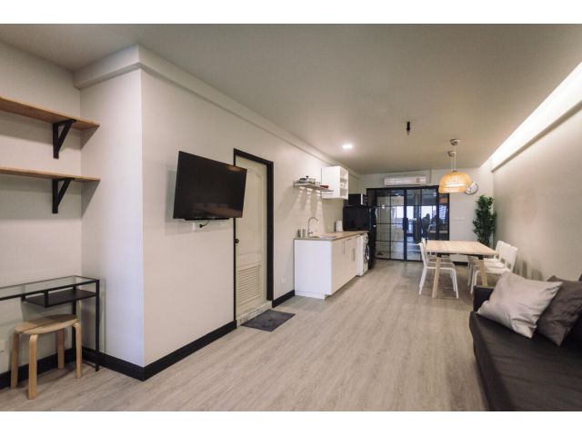 State Tower Silom for rent and sale 2 bedrooms 1 bathroom 68 sqm. rental 25,000 baht/month selling 6.5 mil baht