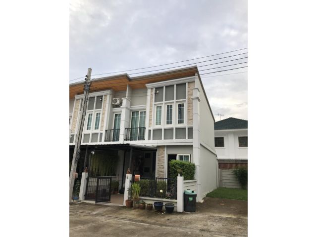ขายบ้าน หมู่บ้านโกลเด้นทาวน์ รามอินทรา กม.8 ซอยคู้บอน 27 ทาวน์เฮ้าส์ หลังริม 17.4 ตร.ว. / 3 ห้องนอน 2 ห้องน้ำ 1 จอด ครัว