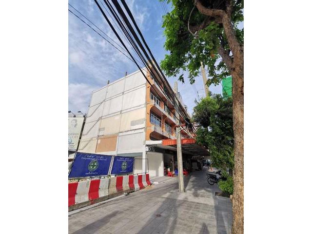 For Rent อาคารพาณิชย์ 4 ชั้นครึ่ง 1 คูหา ห้องมุม รีโนเวทใหม่ ติดทางขึ้น-ลงรถไฟฟ้าที่กำลังก่อสร้าง