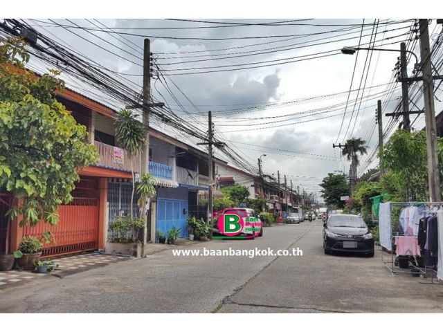 ทาวน์เฮาส์ 2 ชั้น โครงการ ฉัตรแก้ว เนื้อที่ 16 ตรว. มี 2 ห้องนอน 2 ห้องน้ำ ถนนนวมินทร์ เขตบางกะปิ