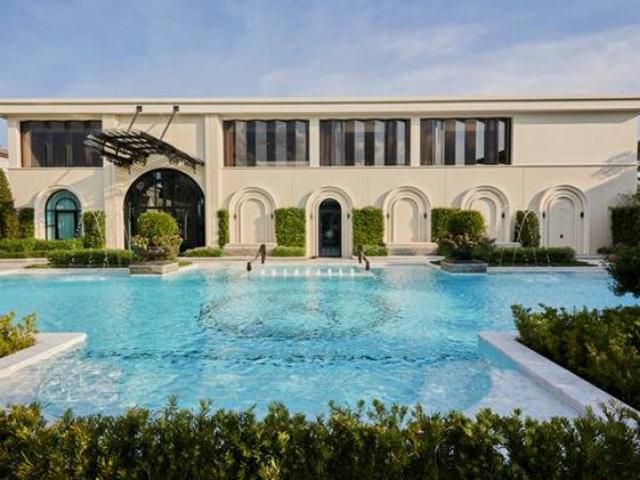 ขายคฤหาสน์สุดหรู  Super Luxury ย่านพัฒนาการ  ขนาด พื้นที่  184 ตรว ใช้สอย   548   ตรม  4 ห้องนอน 5 ห้องน้ำ  จอดรถ 4 คัน