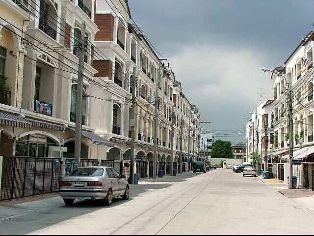 ให้เช่าทาวน์โฮม 3 ชั้น บ้านกลางเมือง รัชดาลาดพร้าว