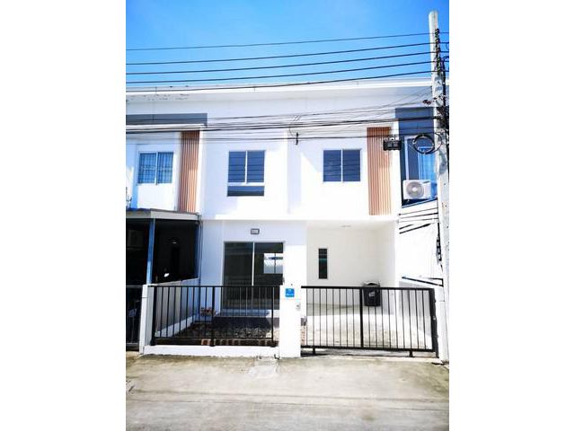 ขายทาวน์เฮ้าส์บ้านรีโนเวทใหม่ พร้อมเข้าอยู่