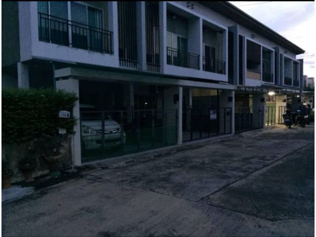 ทาวน์เฮ้าส์2ชั้นภายในโครงการหมู่บ้าน The zen รามอินทรา