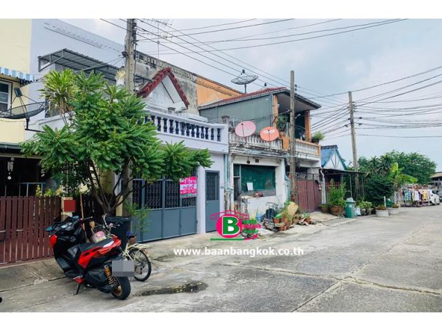 ทาวน์เฮาส์ 2 ชั้น ซอยอ่อนนุช 30 , ซอยภูมิสุข เนื้อที่ 20.8 ตรว. มี 3 ห้องนอน 2 ห้องน้ำ เขตพระโขนง