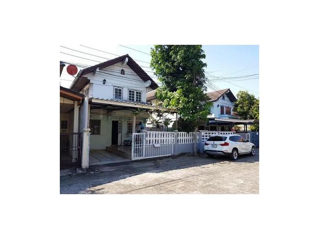 บ้านแฝด 2 ชั้น หมู่บ้านโกลเด้นเพลซ วัชรพล