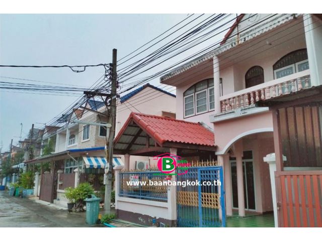 ทาวน์เฮาส์ 2 ชั้น โครงการ ถาวรวิลล่า เนื้อที่ 35 ตรว. มี 3 ห้องนอน 2 ห้องน้ำ ถนนพหลโยธิน เขตบางเขน
