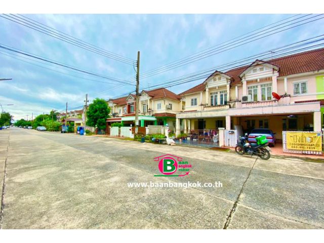 ทาวน์เฮาส์2ชั้น โครงการ ปิยวรารมย์ เนื้อที่ 27 ตรว. มี 3 ห้องนอน 3 ห้องน้ำ ถ.รังสิต-นครนายก จ.ปทุมฯ
