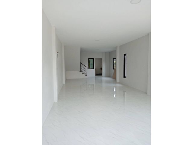 ขายบ้านทาวเฮาส์ในโครงการใหม่ พื้นที่เยอะและใช้วัสดุอิฐมวลคงทนแข็งแรงมาก