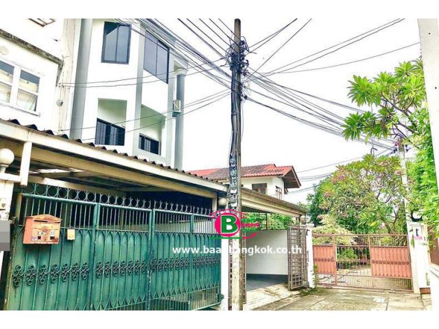 ทาวน์โฮม 3 ชั้น หลังริม ซอยพหลโยธิน 35 แยก 17 เนื้อที่ 28 ตรว. มี 3 นอน 3 น้ำ ถนนพหลโยธิน เขตจตุจักร
