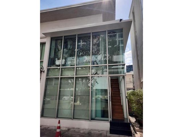 ให้เช่าพื้นที่ว่างชั้น2 สุขุมวิท39 ใกล้เอ็มควอเทียร์ขนาดพื้นที่ 125ตารางเมตร 58,000 ต่อเดือน