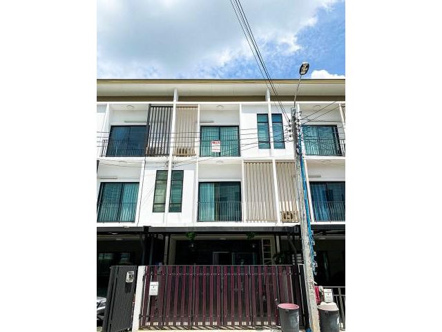 รหัสทรัพย์ 4247  ทาวน์โฮม 3 ชั้น  หมู่บ้านพาทิโอ ศรีนครินทร์ - พระราม9