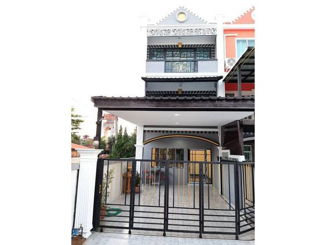 ขายทาวน์โฮมรีโนเวทใหม่ สไตล์โมเดิร์นแยกบ่อสร้าง