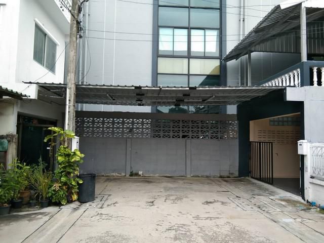 ให้เช่า ทาวเฮ้าส์ 2 หลัง หลังละ 18 ตรว. 2 หลัง