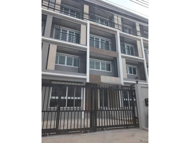 ออฟฟิศสร้างใหม่ 350 ตรม ใกล้ซีคอนศรีนครินทร์
