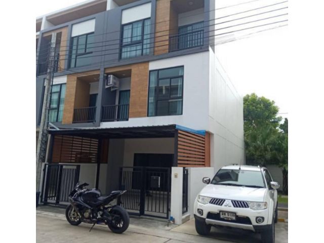 ขายทาวน์โฮม 3 ชั้นโครงการทริโอ ร่มเกล้า ลาดกระบัง