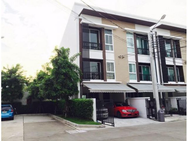 รหัสทรัพย์ B2154 ให้เช่า ทาวน์โฮม บ้านกลางเมืองโชคชัย 4 ใกล้เซ็นทรัล อีสต์วิลล์  หลังหัวมุม เฟอร์นิเ
