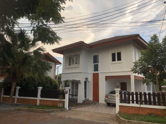 ให้เช่าบ้านเดี่ยวม.บุษบา 2ชั้น 3นอน 3น้ำ  ใกล้รพ.กรุงสยาม สนามบินดอนเมือง  เฟอร์ครบ เช่า 21000 บ/ด โทร 093-9594717