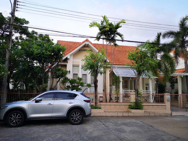 ให้เช่าม.วรารักษ์บ้านเดี่ยวชั้นเดียว 50 ตรว (เลียบคลอง3 ปทุมธานี) พร้อมเฟอร์ แอร์ เช่า 12,000 บ./ด.โทร 093-9594717