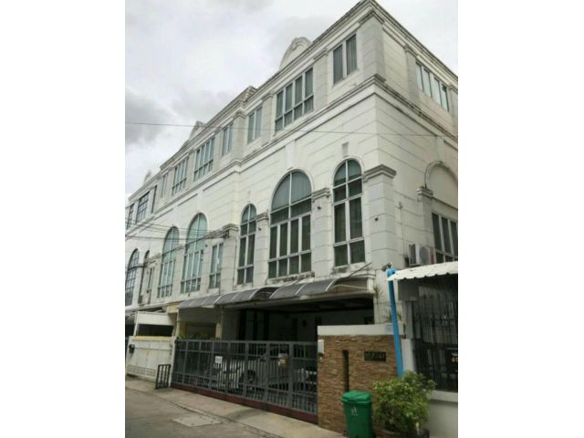 ขายทาวน์โฮมพร้อมที่ดิน 4 ชั้น  (ห้องริม) ลาดพร้าว