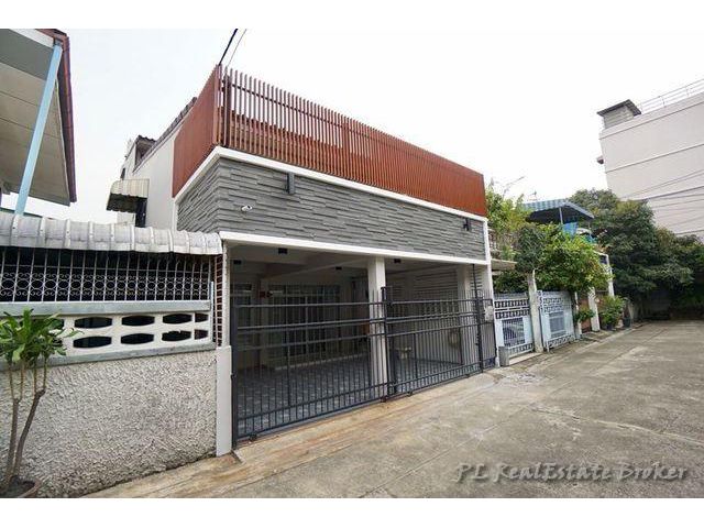 ให้เช่าทาวน์เฮ้าส์ 3 ชั้นหลังใหญ่  รัชดา3 ใกล้MRT