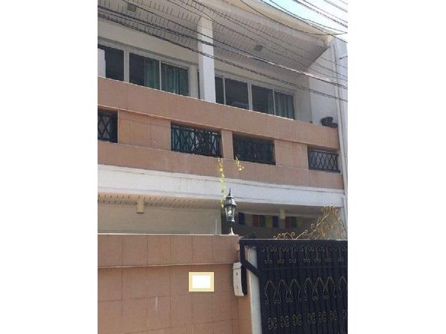 ให้เช่าทาวเฮ้าส์ 2 ชั้น 3 นอน สุขุมวิท26 พร้อมอยู่