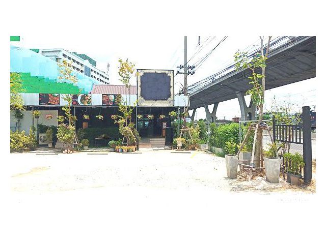 ขายที่ดินพร้อมสิ่งปลูกสร้าง ติดถนนบางนาตราด กม. 28  เนื้อที่250 ตรวหน้ากว้าง ติดถนน 70เมตร ใกล้โรงพยาบาล ใกล้สนามบินสุวร