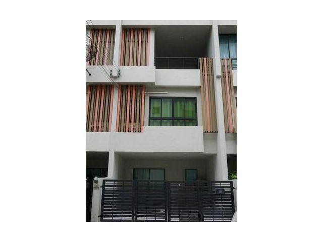 ทาวน์โฮม 3 ชั้น สไตล์โมเดิร์น ซ.นวลจันทร์ 36