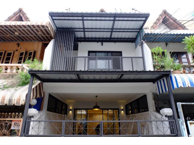 ขายทาวน์เฮ้าส์ 2 ชั้น 18 ตร.ว. รัชดา ซ.ประชาราษฎร์บำเพ็ญ 26 แยก 8 3 ห้องนอน 2 ห้องน้ำ จอดรถ 1 คัน ทำเลดี  รีโนเวทใหม่
