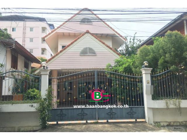 บ้านเดี่ยว 2 ชั้น ซอยแจ้งวัฒนะ-ปากเกร็ด 17 เนื้อที่ 75 ตรว. มี 3 ห้องนอน 3 ห้องน้ำ ถนนแจ้งวัฒนะ อ.ปากเกร็ด จ.นนทบุรี