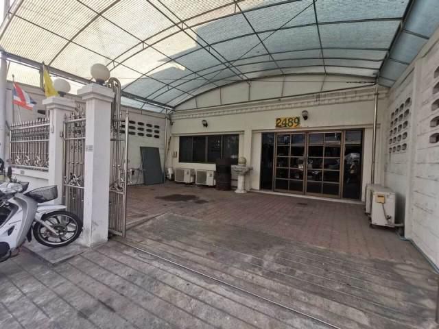 รหัสทรัพย์ 4749 ทาวน์เฮ้าส์ โฮมออฟฟิส 2 ชั้น ในซอยสุขุมวิท 81 (800 ม.)