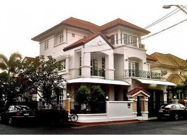 รหัสทรัพย์ B2313 บ้าน 3 ชั้น ให้เช่า ม.มัณฑณา เฉลิมพระเกียรติ์ 28 บ้านหัวมุม