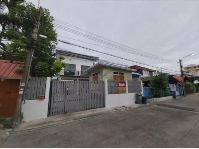 รหัสทรัพย์ B2332 ให้เช่าบ้านเดี่ยว 2 ชั้น พร้อมเฟอร์นิเจอร์ (บ้านใหม่) ถนนเฉลิมพระเกียรติ ร.9