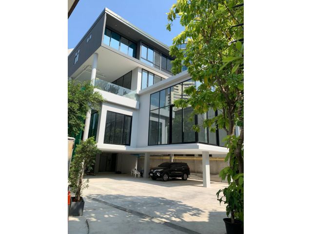 ขายบ้านเดี่ยว 3 ชั้นสร้างใหม่ ซอยสุขุมวิท 49/3 ใก้ลโรงพยาบาลสมิตติเวช