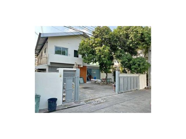 บ้าน ทำออฟฟิศพร้อมโกดัง 2 ชั้นครึ่ง ซ.ลาดพร้าว 81