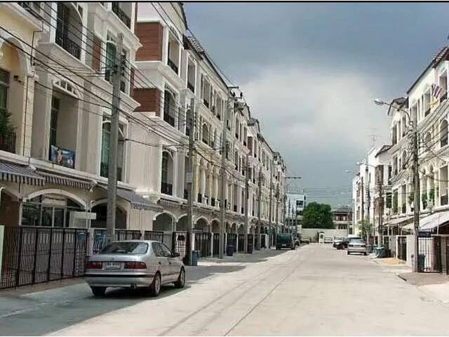 หลังมุม บ้านกลางเมือง รัชดา ลาดพร้าว