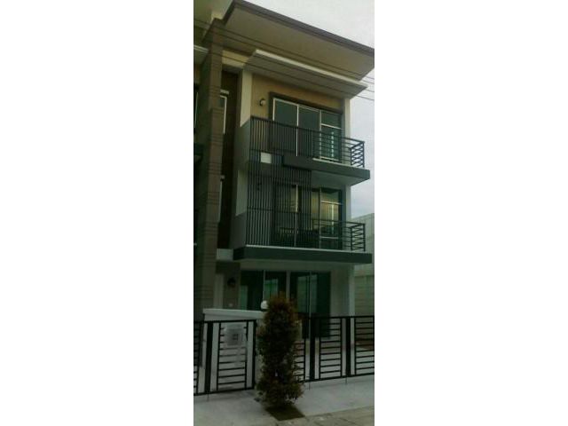 รหัสทรัพย์ 5022 ให้เช่า ทาวน์โฮม 3 ชั้น หลังมุม หมู่บ้าน Town Avenue พระราม 2