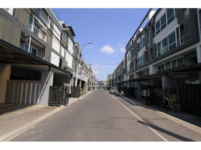 ขายด่วน//ลาดพร้าว 80//	สเปซลาดพร้าว–เหม่งจ๋าย|SLDP80-2645		3	bed(s)/	3	bath(s)