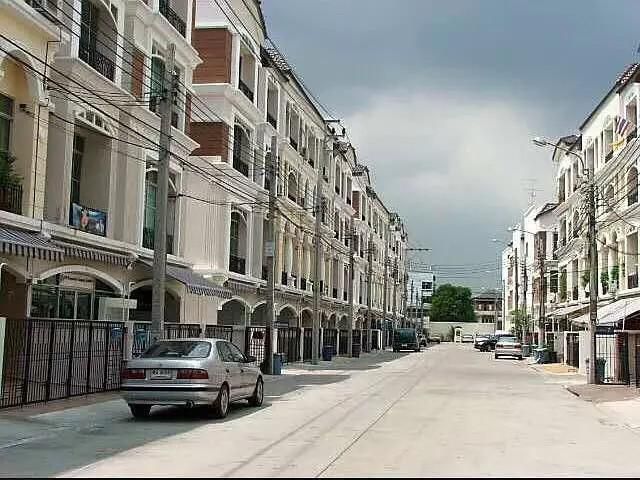ให้เช่าทาวน์โฮมบ้านกลางเมืองรัชดา ลาดพร้าว