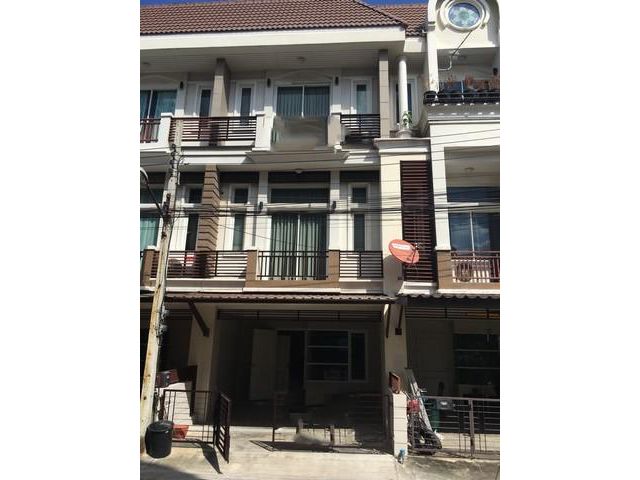 ให้เช่าทาว์นโฮม 3ชั้น พรีเมี่ยม เพลส ลาดพร้าว101 ใกล้เดอะมอลล์บางกะปิ 3ห้อง 4น้ำ 26,000ต่อเดือน