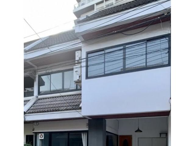 รหัสทรัพย์ 5208 ทาวน์เฮาส์ 2 ชั้นใจกลางทองหล่อ สำหรับพักอาศัย หรือโฮมออฟฟิศ