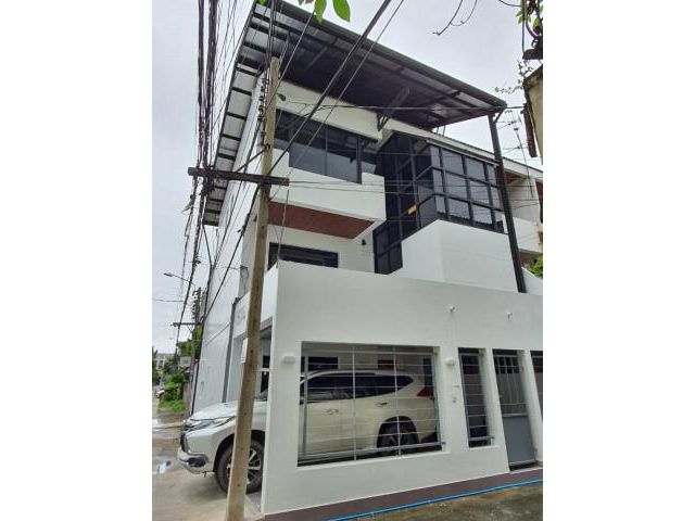 รหัสทรัพย์ 5181 ให้เช่าทาว์นโฮม 3 ชั้น ตกแต่งสวยพร้อมอยู่ ซอย ปรีดีพนมยงค์ 26 สุขุมวิท 71