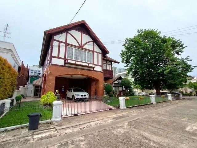 PB152 ขายบ้านเดี่ยว 2 หลังในรั้วเดียวกัน ซอย สุขุมวิท 79 แปลงหัวมุม หมู่บ้านสุขุมวิทการ์เด้นซิตี้  ใกล้ BTSอ่อนนุช