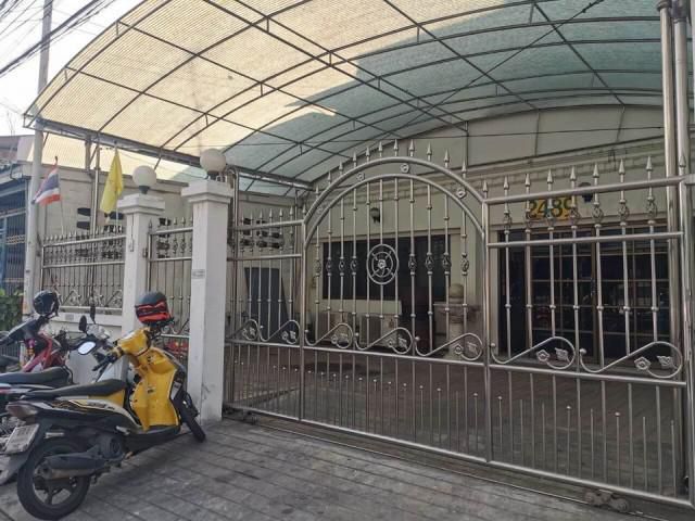 รหัสทรัพย์ B2628 ทาวน์เฮ้าส์ โฮมออฟฟิส 2 ชั้น ในซอยสุขุมวิท 81 (800 ม.)