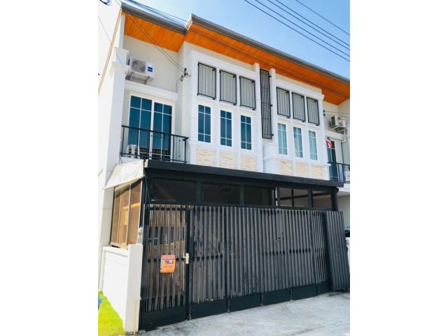ขายบ้านทาวน์โฮม 2 ชั้น โครงการโกลเด้นทาวน์ 2 ปิ่นเกล้า-จรัญ (หลังมุม)