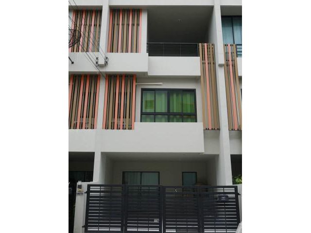 รหัสทรัพย์ B2654 ทาวน์โฮม 3 ชั้น หมู่บ้าน เดอะ ซิมโฟนี่ นวมินทร์ 163 (เฟอร์นิเจอร์ครบ)