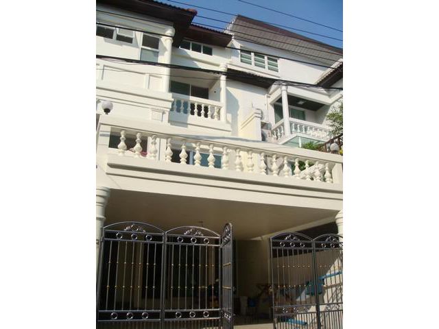 ให้เช่าทาวน์เฮาส์ 4ชั้น หมุ่บ้านศรีกรุง พระราม3