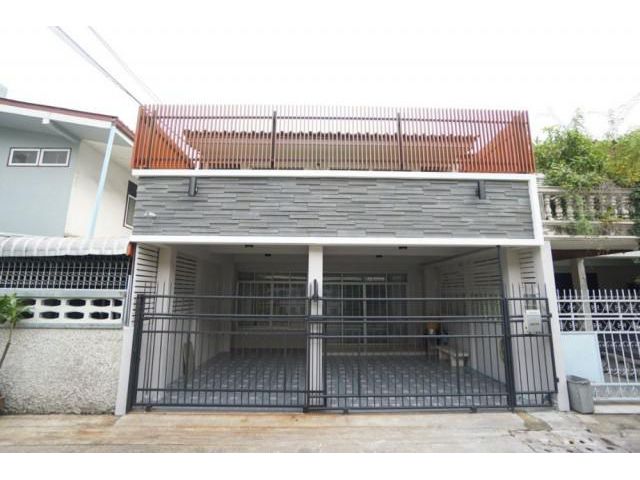 รหัสทรัพย์ B2737 ให้เช่าทาวน์เฮ้าส์ 3 ชั้น พร้อมดาดฟ้าขนาดใหญ่ ในรัชดาซอย 3 (ซอยสถานทูตจีน) พร้อมเฟอ