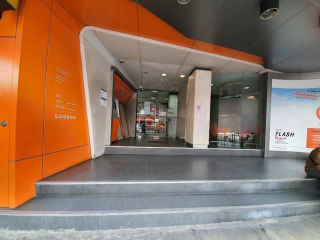 อาคารพาณิชย์ ให้เช่า ถนนเจริญกรุง ใกล้โรบินสัน เนื้อที่ 44 ตรว พื้นที่ 370 ตรม 220,000ต่อเดือน    ติดต่อคุณ สมศักดิ์ Tel