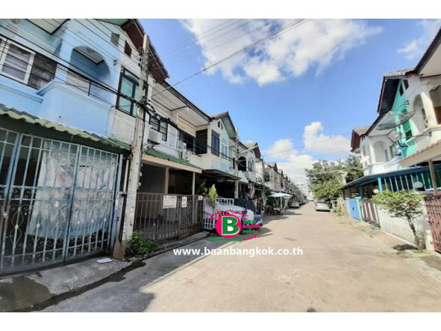 ทาวน์เฮาส์ 2 ชั้น โครงการ จินดาทาวน์ 2 เนื้อที่ 16 ตรว. มี 3 ห้องนอน 2 ห้องน้ำ ถนนสุเหร่าคลองหนึ่ง เขตคลองสามวา